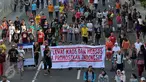 Relawan Komunitas Peduli ASEAN melakukan aksi di jalan MH Thamrin, Jakarta, Minggu (13/3/2016). Relawan ini mengajak masyarakat menggunakan kaos bergambar tentang ke-Indonesia-an dan memposting ke seluruh media sosial. (Liputan6.com/Helmi Fithriansyah)