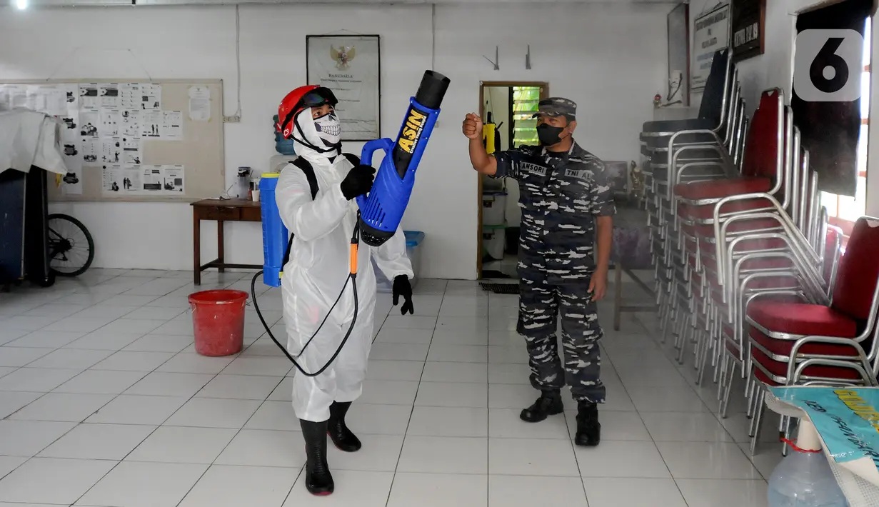 Petugas PMI melakukan penyemprotan disinfektan pada rumah warga di RW 09 Kompleks TNI AL Gandaria, Jakarta Selatan, Senin (14/2/2022). Penyemprotan yang difasilitas Satgas Covid 19 Lantamal III TNI AL tersebut dilakukan untuk mencegah penyebaran COVID-19 varian Omicron. (merdeka.com/Arie Basuki)