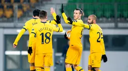 Penyerang Tottenham Hotspur, Gareth Bale, merayakan gol yang dicetaknya ke gawang LASK pada laga lanjutan Liga Europa di Linzer Stadium, Jumat (4/12/2020) dini hari WIB. Tottenham bermain imbang 3-3 lawan LASK. (AFP/Georg Hochmuth/APA)