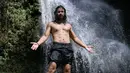 Berada di bawah pancuran air terjun dengan bertelanjang dada dan rambut gondrongnya yang dibiarkan terurai, Chicco terlihat gagah banget. Terlebih dengan sorot matanya yang tajam yang selalu berhasil mencuri perhatian. (Instagram/chicco.jerikho)