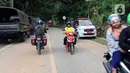 Kendaraan bermotor melintasi ruas jalan Cipanas - Cianjur yang sudah dibuka setelah terjadi longsor akibat gempa bumi di kawasan Cugenang, Cianjur, Jawa Barat, Selasa (22/11/2022). Ruas jalan Cipanas - Cianjur dibuka secara situasional karena di kawasan tersebut masih dilakukan proses evakuasi warga yang masih tertimbun longsor. (merdeka.com/Arie Basuki)