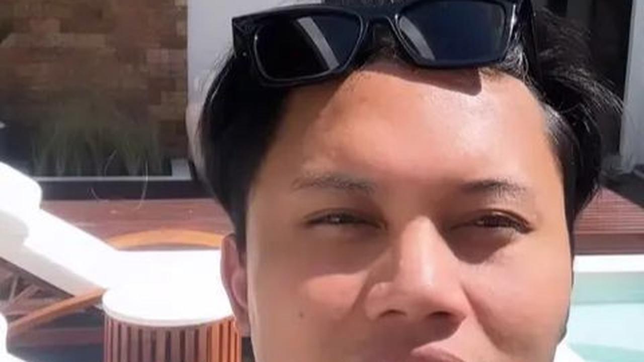 Sesampainya di tempat menginap, Rizky Febian sempat menunjukkan vila mewah yang dijadikan tempat bulan madu pertamanya bersama Mahalini.