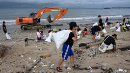 Ratusan orang, termasuk wisatawan asing, ikut dalam aksi bersih pantai massal di pesisir pantai Kedonganan, Badung, Bali, Sabtu 4 Januari 2025. (SONNY TUMBELAKA/AFP)