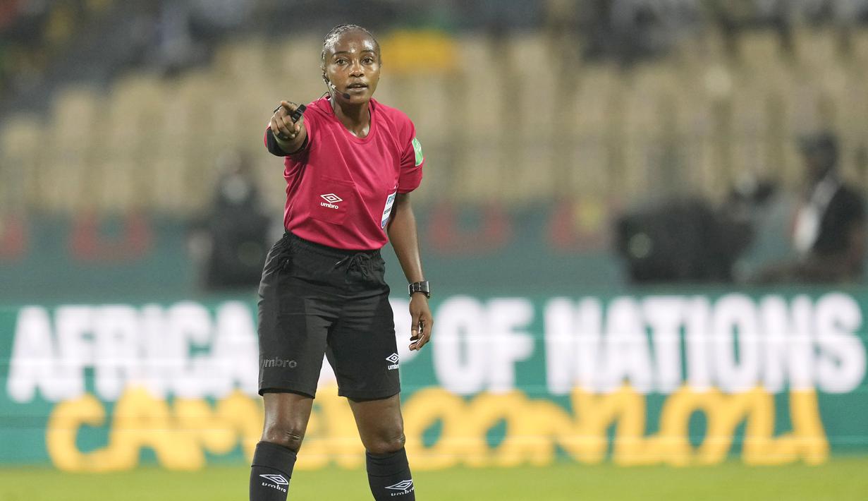 Dia pernah dipercayai memimpin laga Piala Dunia Wanita, Piala Negara Wanita Afrika, dan Liga Champions Wanita. (AP/Themba Hadebe)