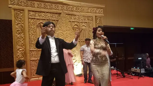 Pernikahan Keponakan Rita Sugiarto