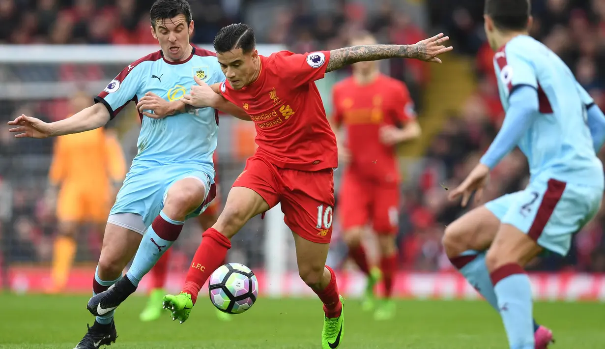 Gelandang Liverpool, Philippe Coutinho, berusaha melewati gelandang Burnley, Joey Barton. Pada laga ini Liverpool turun memakai skema 4-3-3 sementara Burnley menggunakan formasi 4-4-2. (AFP/Paul Ellis)