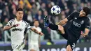 Bek Porto, Felipe (kanan) berusaha menendang bola dari kejaran penyerang Paulo Dybala pada leg kedua babak 16 besar Liga Champions di Stadion Juventus, Turin, Italia, (15/3). Juventus menang atas Porto dengan skor 1-0. (AFP Photo/Giuseppe Cacace)