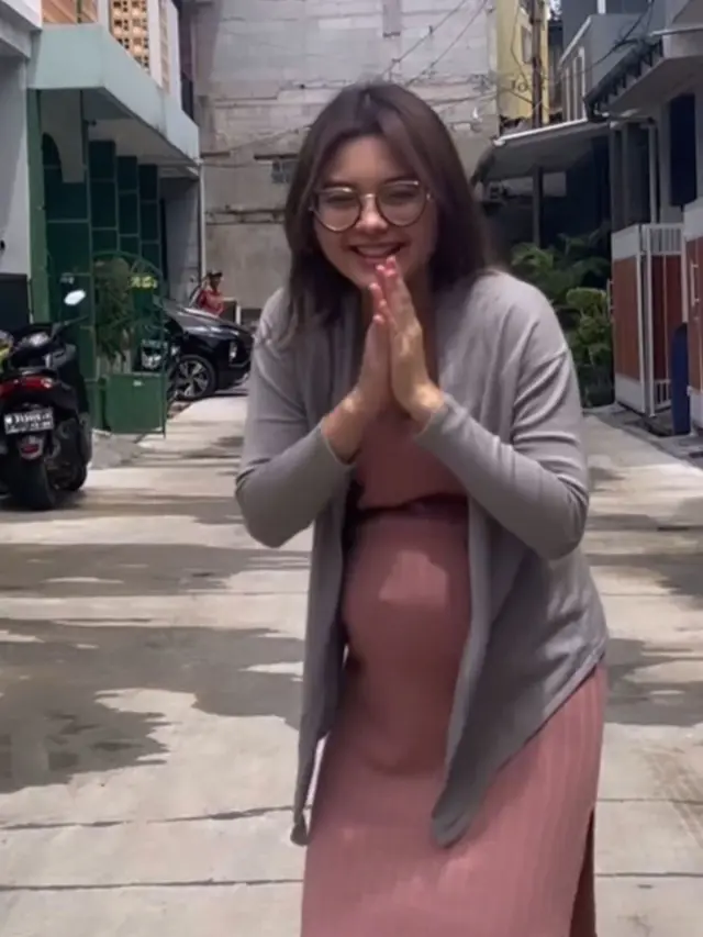 7 Potret Baby Bump Cesen Istri Marshel Widianto yang Kini Makin Besar