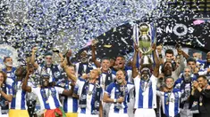 Para pemain FC Porto melakukan selebrasi usai memastikan diri menjadi juara Liga Portugal di Stadion Dragao, Senin (20/7/2020). FC Porto menjuarai Liga Portugal ini untuk yang ke-29 kalinya. (AFP/Miguel Riopa)