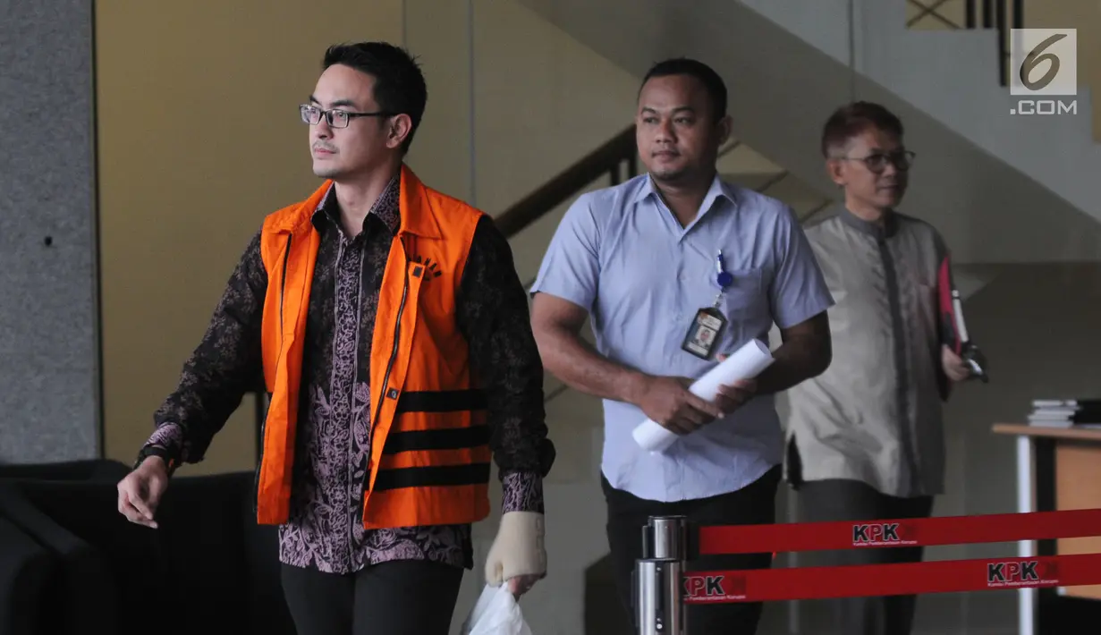 Gubernur Jambi nonaktif Zumi Zola Zulkifli usai menjalani pemeriksaan lanjutan di gedung KPK, Jakarta, Rabu (4/7). Zumi Zola diperiksa sebagai tersangka terkait dugaan suap pengesahan R-APBD Pemprov Jambi 2018. (Merdeka.com/Dwi Narwoko)