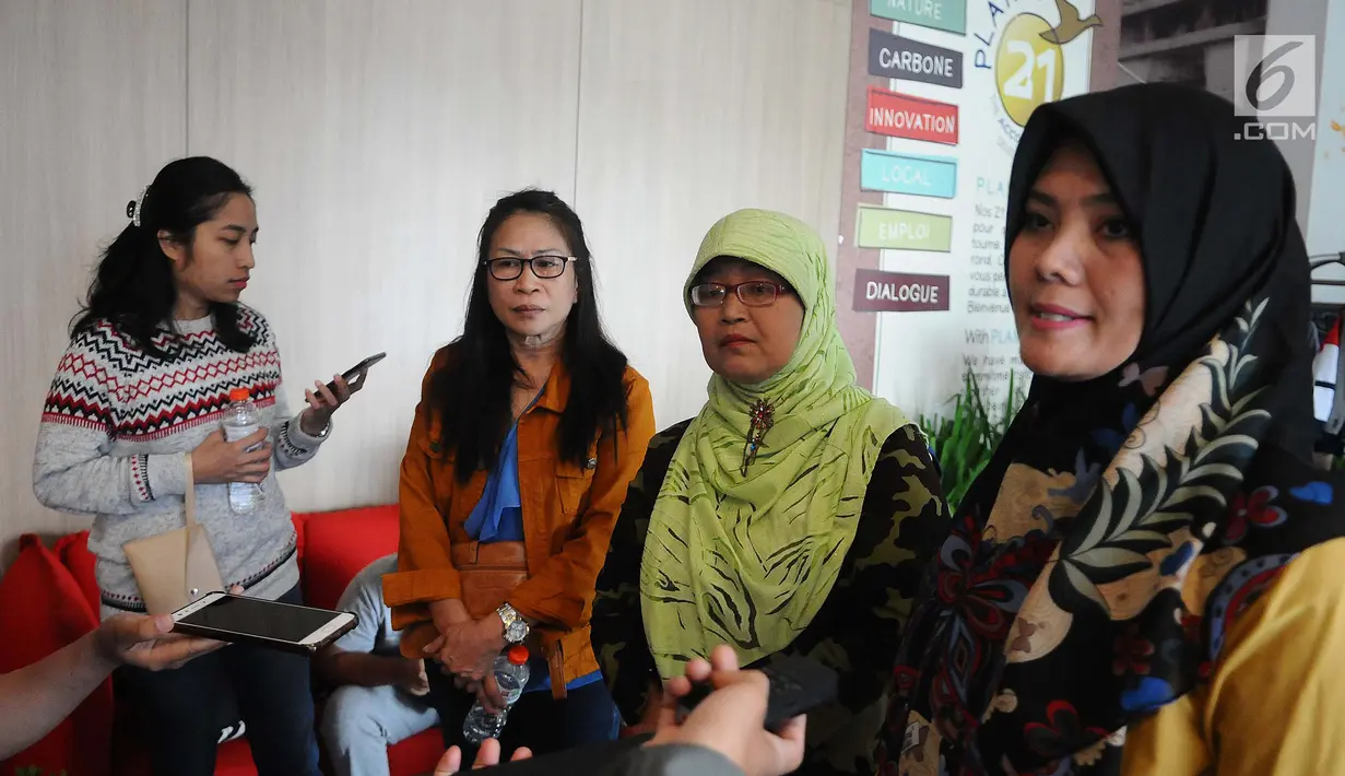 Keluarga korban Lion AIR JT 610 saat diwawancari di kawasan Cawang, Jakarta, Rabu (23/1). Puluhan keluarga korban memilih bertahan meski telah diusir oleh pihak hotel yang menjadi posko pencarian. (Liputan6.com/Herman Zakharia)