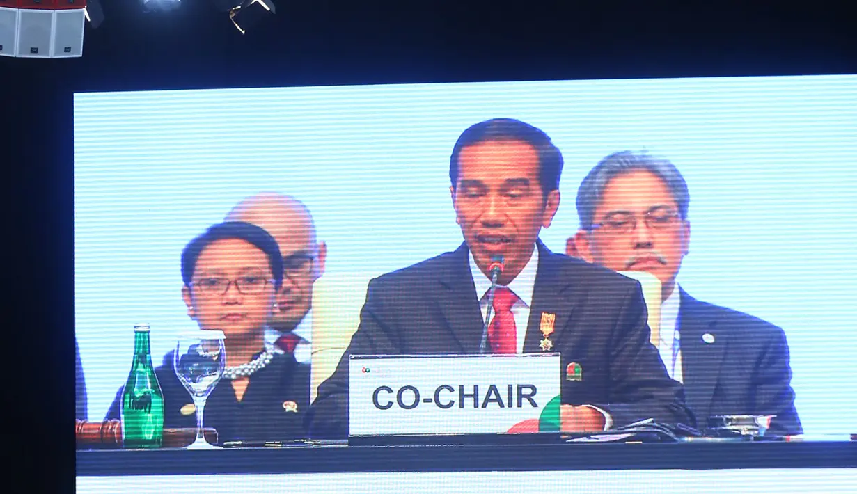 Presiden Jokowi saat menghadiri penutupan di KTT Asia Afrika 2015, Jakarta, Kamis (23/4/2015). Tiga poin hasil KTT yaitu Pesan Bandung 2015, Deklarasi Penguatan Kemitraan Asia Afrika dan Deklarasi Dukungan Untuk Palestina (Liputan6.com/Herman Zakharia) 