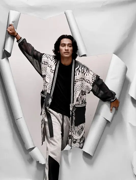 Abidzar Al Ghifari membintangi serial Jingga dan Senja yang tayang di Vidio. (Foto: Instagram @abidzar73)