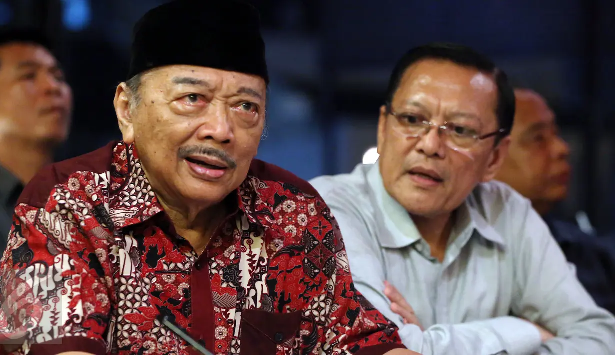 Ketua Dewan Pembina Oetojo Oesman, bersama Ketua Presidium Soksi Laurens Siburian saat menggelar jumpa pers di Jakarta, Selasa (28/2). Dan juga Soksi pimpinan Rusli Zainal dan Soksi pimpinan Lawrence TP Siburian. (Liputan6.com/JohanTallo)