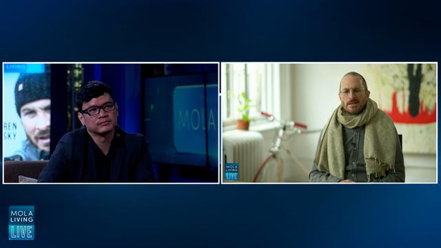 Timo Tjahjanto dan Darren Aronofsky dalam acara Mola Living Live. (Foto oleh: Mola TV)