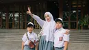 Seperti diketahui, setelah cerai dengan Ayus pada 2021 lalu, Ririe kerap bersama anak-anaknya. "Temen sekelas , temen serumah, temen satu genk," tulisnya sebagai keterangan foto bersama dua anaknya.[Instagram/ririe_fairus]