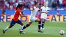 Aksi Ali Krieger (kanan ) saat Amerika Serikat menghadapi Chile pada babak penyisihan grup F Piala Dunia Wanita 2019 di Prancis. ( AFP/ Lionel Bonaventure )