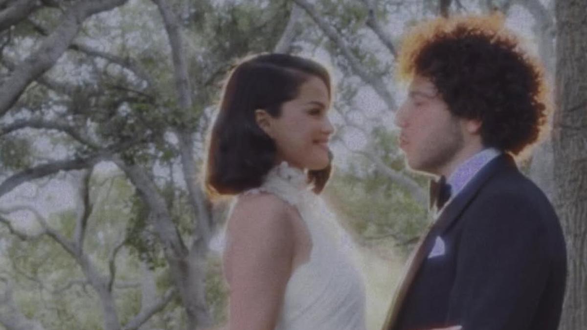 Selena Gomez Pakai Perhiasan Total Rp 12 Miliar Saat Menikahi Benny Blanco
