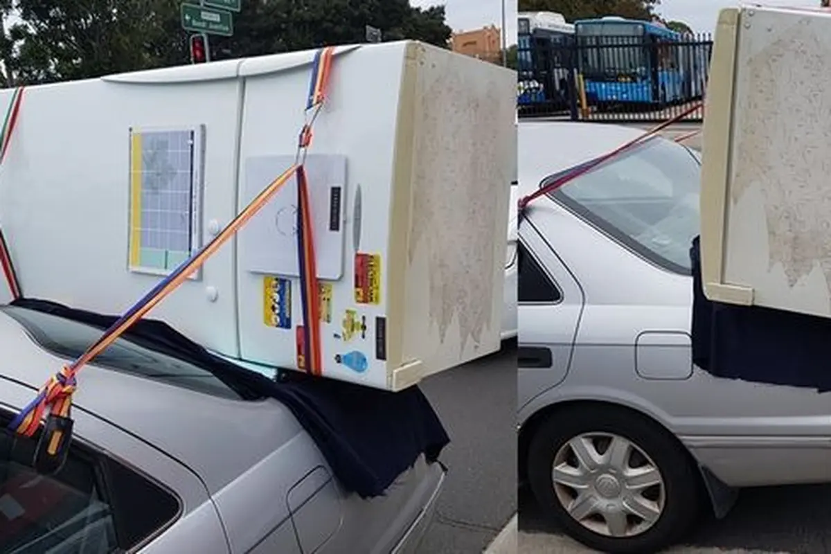 Toyota Camry angkut kulkas