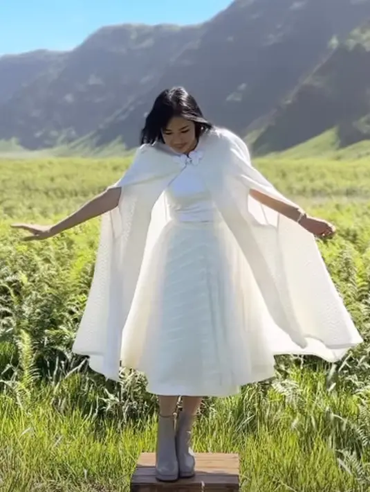 Ia padukan t-shirt dengan rok midi A-Line dilengkapi dengan outer cape berbahan wool. [@tiffanysoetanto]