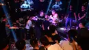 Seorang pengunjung memukul dada petinju Muay Thai pada sebuah pertandingan di bar kawasan Handan, Kota Hebei, Tiongkok, 29 Juli 2017. Pertandingan Muay Thai ini sengaja digelar untuk memberikan layanan 'pukulan gratis' bagi pengunjung yang stres (STR/AFP)
