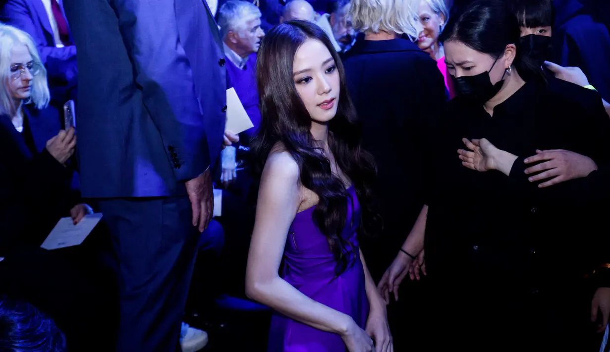 Jisoo Blackpink saat menghadiri fashion show Dior Autumn/Winter 2023, Paris Fashion Week, Selasa 28 Februari 2023 di Jardin des Tuileries, Paris, Prancis. Di acara pagelaran koleksi Auntumn/Winter Dior 2023 ini, Jisoo juga sempat bersua dengan aktris Charlize Theron. (AFP/Geoffroy Van der Hasselt)