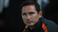 Manajer Chelsea, Frank Lampard menyaksikan tim asuhannya melawan Valencia pada laga perdana Grup H Liga Champions di Stamford Bridge, Rabu (18/9/2019). Debut Frank Lampard bersama Chelsea di Liga Champions harus tercoreng dengan kekalahan 0-1 atas Valencia. (DANIEL LEAL-OLIVAS / AFP)