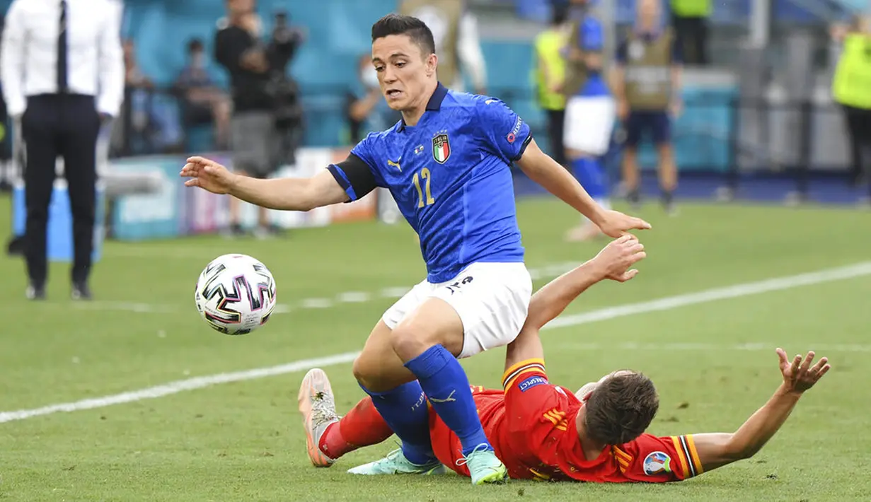 Pemain Italia Matteo Pessina ditekel saat melawan Wales pada pertandingan Grup A Euro 2020 di Stadion Olimpiade Roma, Italia, Minggu (20/6/2021). Italia menang 1-0. (Alberto Lingria/Pool via AP)
