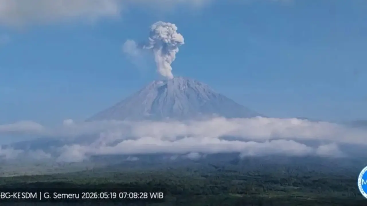 Gunung Semeru erupsi