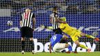 Striker Brighton and Hove Albion, Neal Maupay (tengah) mencetak gol ketiga timnya ke gawang Newcastle United dalam laga lanjutan Liga Inggris 2020/2021 pekan ke-29 di Falmer Stadium, Brighton, Sabtu (20/3/2021). Brighton menang 3-0 atas Newcastle United. (AP/Clive Rose/Pool)