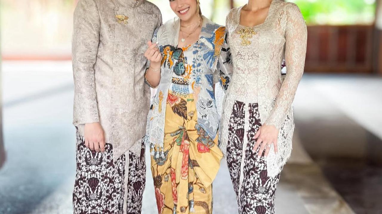 4 Potret Ayu Dewi Hadiri Sungkeman & Siraman Luna Maya, Penampilan Dinilai Lebih Heboh dari Calon Pengantin