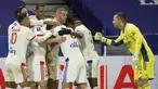 Para pemain Lyon merayakan gol kedua yang dibuat bek Leo Dubois ke gawang Bordeaux di masa injury time dalam laga lanjutan Liga Prancis 2020/21 pekan ke-22 di Groupama Stadium, Jumat (29/1/2021). Lyon menang 2-1 atas Bordeaux. (AP/Laurent Cipriani)