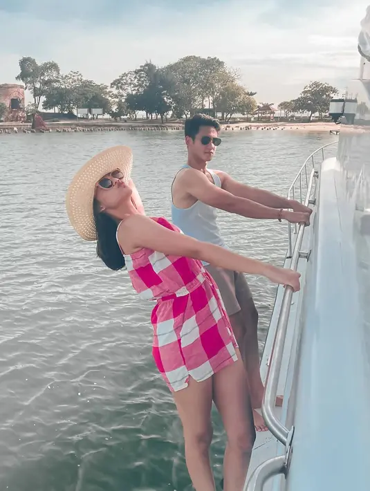 Seru jalani liburan sambil kerja bareng, banyak netizen pun menjodoh-jodohkan keduanya. Banyak yang membandingkan kecocokan Antonio Blanco Jr baik dengan Callista Arum maupun dengan Asha Assuncao yang sama-sama bermain sinetron Buku Harian Seorang Istri sebelumnya. (Liputan6.com/IG/@callistarum)