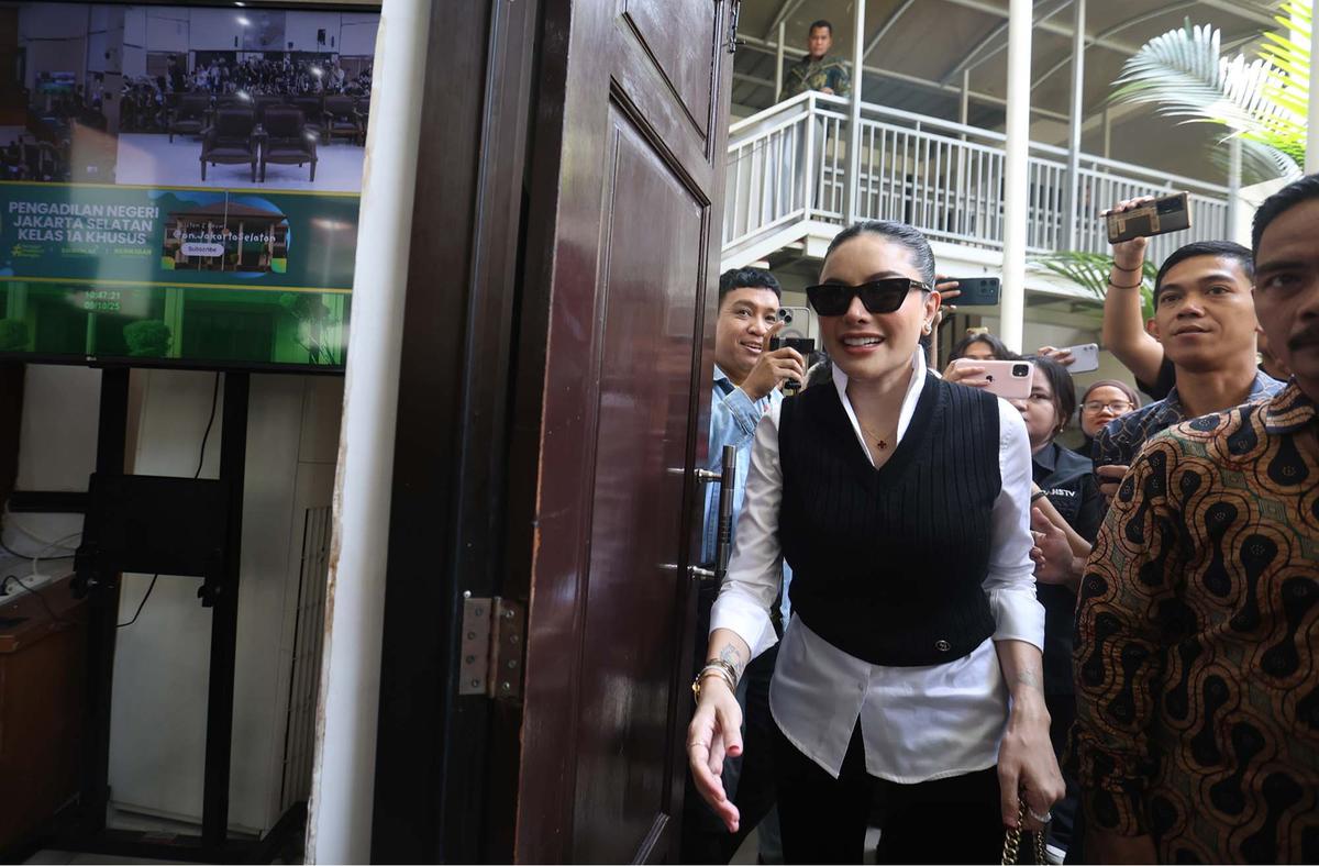 FOTO: Artis  Nikita Mirzani Dituntut 11 Tahun Penjara dalam Kasus Pemerasan dan TPPU