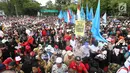 Ribuan honorer K2 seluruh Indonesia berunjuk rasa di depan Istana Merdeka, Jakarta, Selasa (30/10). Mereka meminta Presiden Joko Widodo segera mengambil keputusan mengangkat semua honorer K2 menjadi Pegawai Negeri Sipil (PNS). (Liputan6.com/Angga Yuniar)