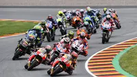 Para pebalap memacu motornya pada MotoGP Jerman di Sirkuit Sachsenring, Saxony, Minggu (2/7/2017). Pebalap Repsol Honda, Marc Marquez, keluar sebagai juara dengan catatan waktu 40 menit 59,525 detik. (AFP/Robert Michael)