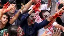 Sejumlah orang berjalan dengan riasan zombie dalam parade "Zombie Walk" di Sao Paulo, Brasil, Senin (2/11/2015). (REUTERS / Paulo Whitaker)