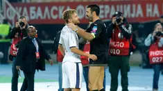 Buffon yang mengenakan celana dalam bersama Ciro Immobile seusai pertandingan Kualifikasi Piala Dunia 2018 grup G, Skopje, Macedonia, Minggu (9/10). Immobile menjadi juru selamat dengan mencetak 2 gol untuk Timnas Italia.(REUTERS/Ognen Teofilovski)