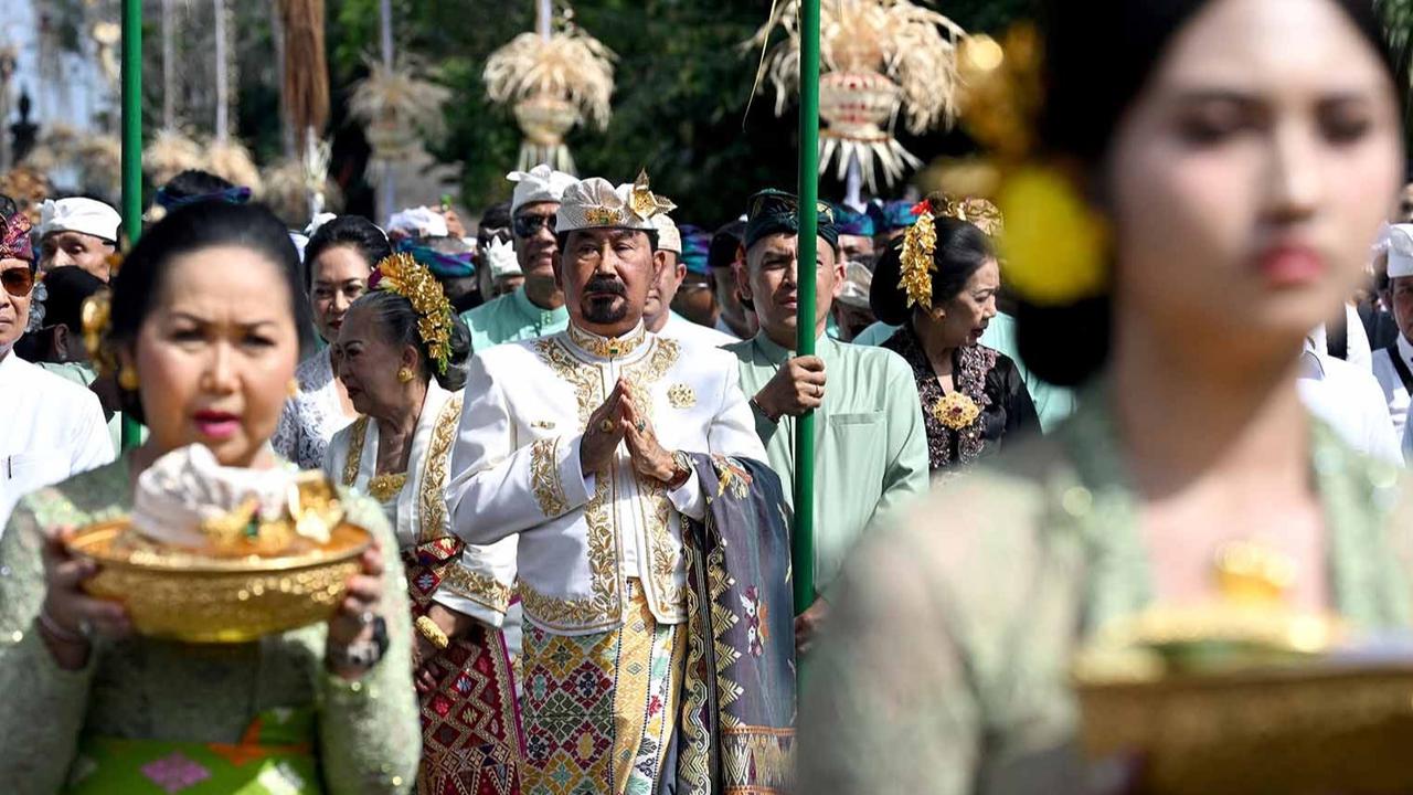 FOTO: Melihat Upacara Sakral Langka Penobatan Raja Baru Mengwi di Bali