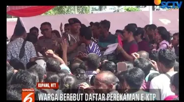 Ratusan warga di Kupang, NTT, berebutan untuk mendaftarkan diri mengurus E-KTP, kartu keluarga dan akta kelahiran secara gratis.