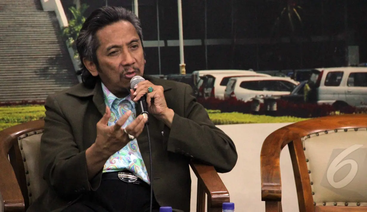 Anggota FPDI-P, Randy Lamajido menjadi salah satu pembicara dalam diskusi Forum Legeslasi bertajuk "RUU Jasa Konstruksi " di Jakarta, Selasa (30/3/2015). (Liputan6.com/Helmi Afandi)