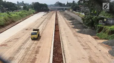 Suasana pengerjaan Jalan Tol Cijago di kawasan Depok, Jawa Barat, Senin (19/2). Pemerintah menargetkan ada 615 Km panjang tol yang beroperasi sepanjang tahun ini. (Liputan6.com/Immanuel Antonius)
