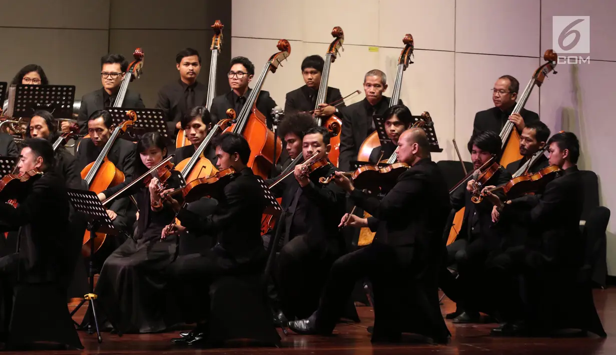 Pemain orkestra saat tampil dalam konser Jakarta City Philharmonic (JCP) di Taman Ismail Marzuki, Jakarta, Rabu (16/5). Konser tersebut mengangkat tema "Tirta". (Liputan6.com/Arya Manggala)
