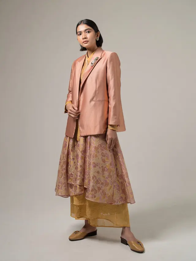 Model Dress Batik Brokat dengan Blazer Panjang Semi Formal (Foto: Reve Art)
