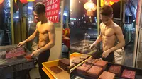 Jual Dendeng Sambil Telanjang Dada, Pedagang Macho Curi Perhatian