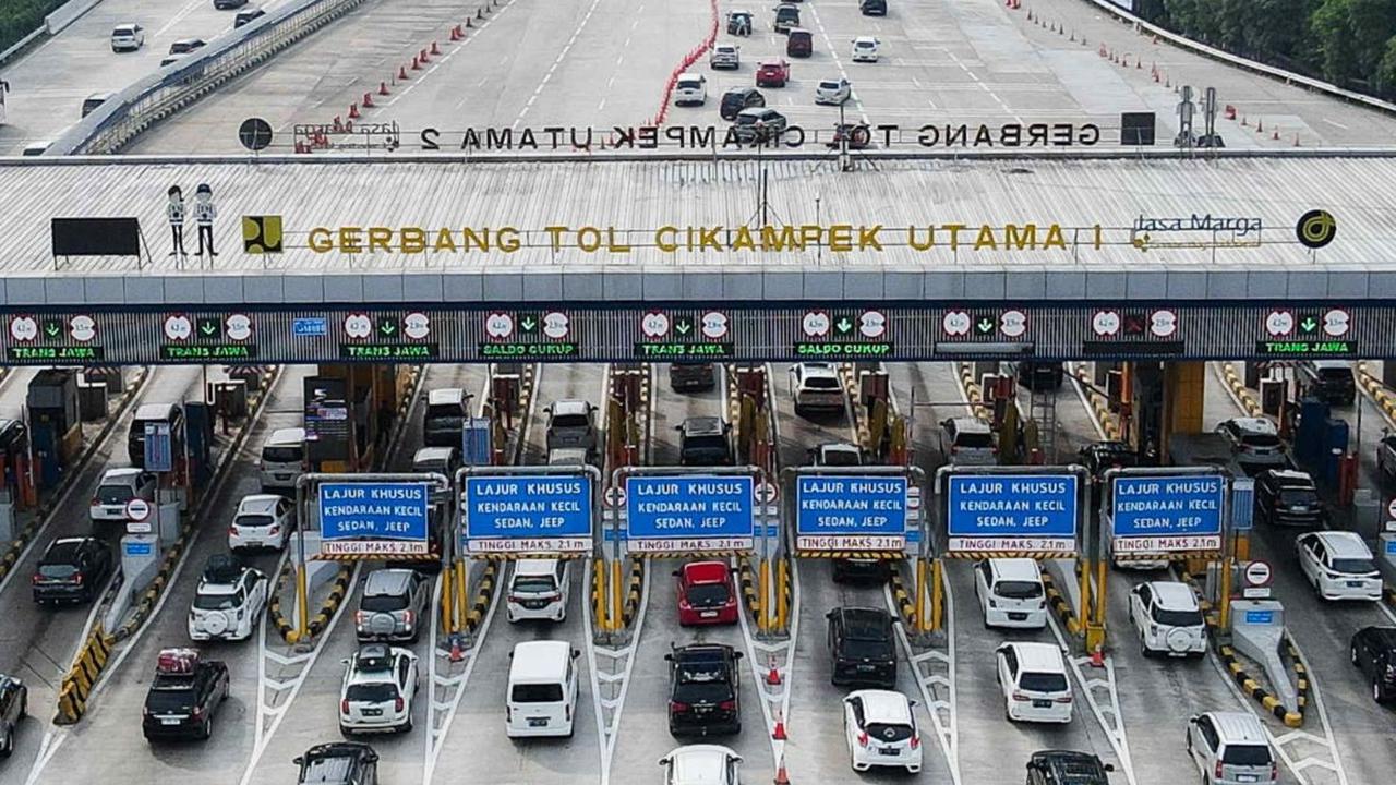 Foto udara memperlihatkan suasana antrean kendaraan pemudik di depan Gerbang Tol Cikampek Utama, Karawang, Jawa Barat, Sabtu (6/4/2024) pagi. Pada hari pertama puncak arus mudik Lebaran 2024, lalu lintas di Gerbang Tol Cikampek Utama terpantau dipadati pe