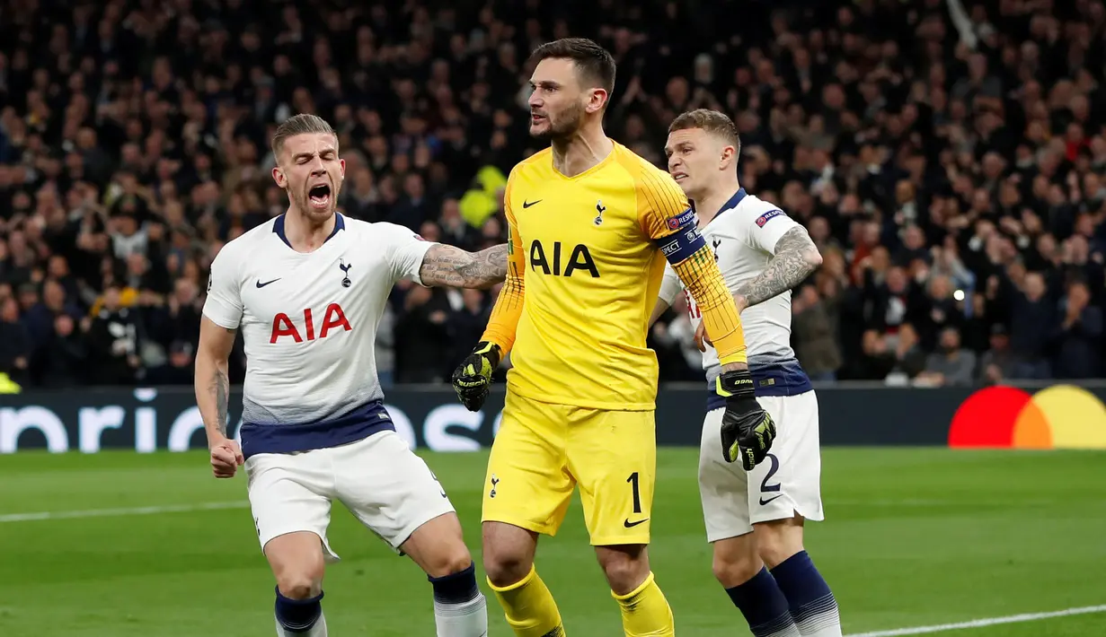 Ekspresi kiper Tottenham Hotspur Hugo Lloris (tengah) setelah berhasil menepis tendangan penalti penyerang Manchester City Sergio Aguero pada leg pertama perempat final Liga Champions 2018-2019 di Tottenham Hotspur Stadium, London, Selasa (9/4). (Reuters/Paul Childs)