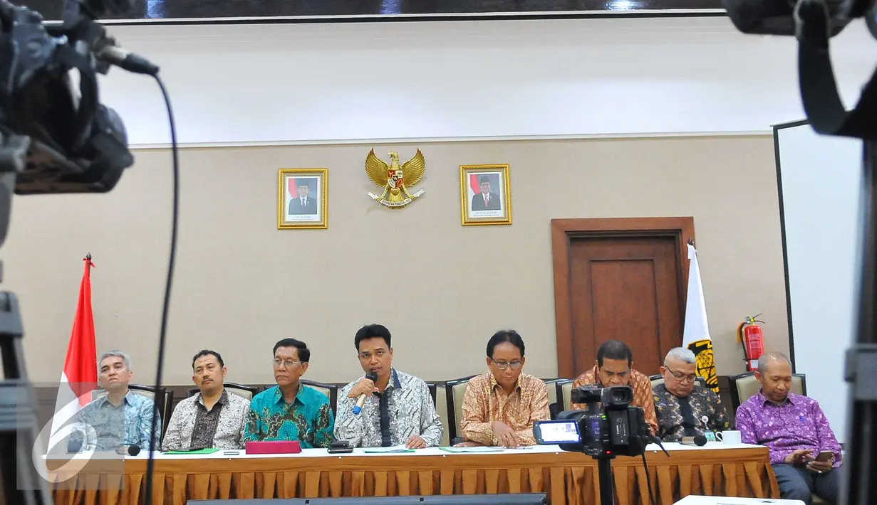 Anggota Dewan Energi Nasional (DEN) memaparkan hasil sidang ke 19 di Kementrian ESDM, Jakarta, Senin (14/11). Sidang tersebut membahas perkiraan pencapaian target energi baru terbarukan untuk tahun 2017. (Liputan6.com/Angga Yuniar)