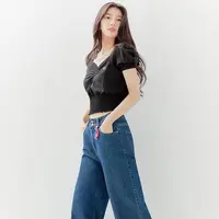 Padu padan blouse cropped dengan celana kulot ala Bae Suzy ini bikin tampilan kaki jenjang. (Instagram/suzybae__).