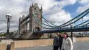 Orang-orang yang mengenakan masker berjalan di tepi Sungai Thames di depan Tower Bridge, London, 6 Oktober 2020. Inggris melaporkan 14.542 kasus terkonfirmasi baru COVID-19, menambah total infeksi di negara itu menjadi 530.113, menurut data resmi yang dirilis pada Selasa (6/10). (Xinhua/Han Yan)